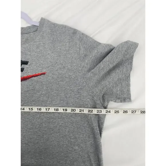 The Nike Tee Embroidered Look Gray Swoosh Logo Red Shirt Men's XL Ar4993-063 - Picture 7 of 7